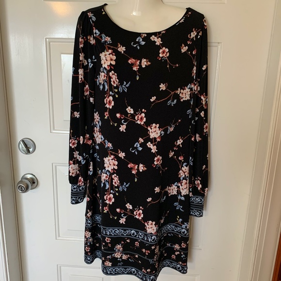 White House Black Market Dresses & Skirts - NWOT White House Black Market Floral Dress Cuffed